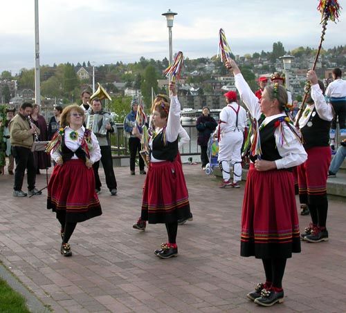 Lady Morris dancers with sticks