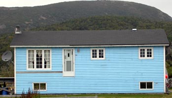 Newfoundland house with door and no stairs