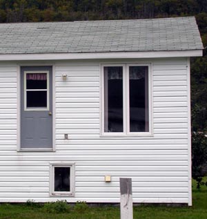 Newfoundland house with door and no stairs