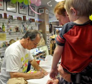 Mike Williams autographs a t-shirt in Mr. Smoke's