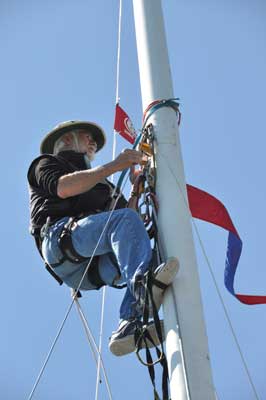 Lee climbs the mast with no halyard